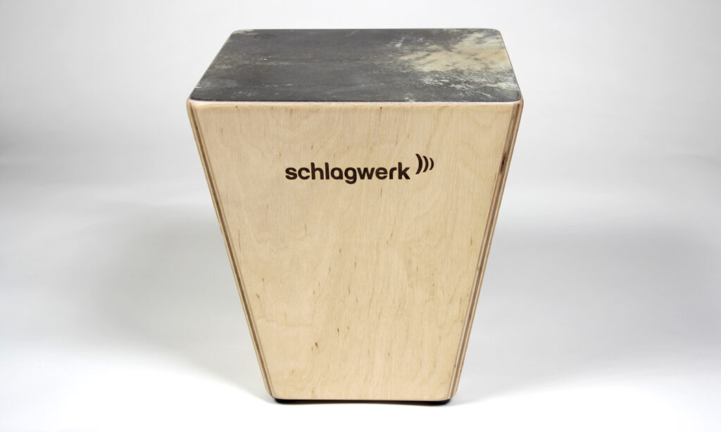 Kleiner, aber eben auch dünner im Klang als ein Cajon: Cajinto von Schlagwerk.