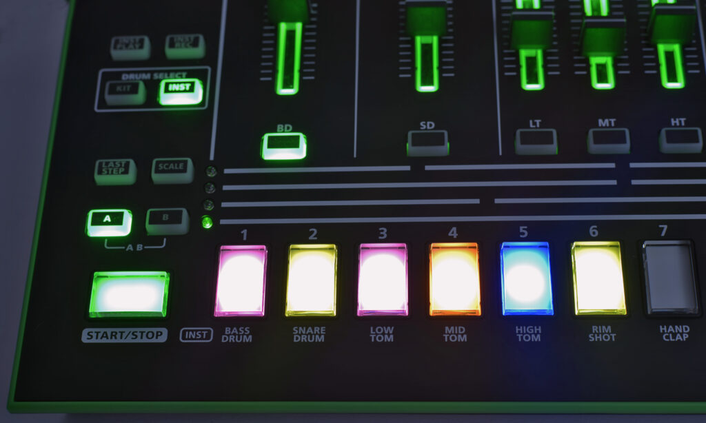 Roland_Aira_TR-8_7x7_05_Taster