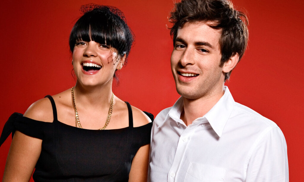 In seiner Karriere hat er schon mit vielen Künstlern gearbeitet – und mit zum Erfolg beigetragen. Hier mit Lily Allen in 2007. (Foto: Sony Music / Soren Solkaer).