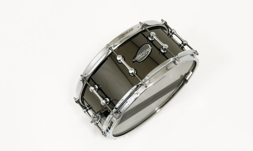 Klassische Optik und besonders stark in mittleren Stimmungen - die Ahead Black Chrome on Brass Snare Drum.