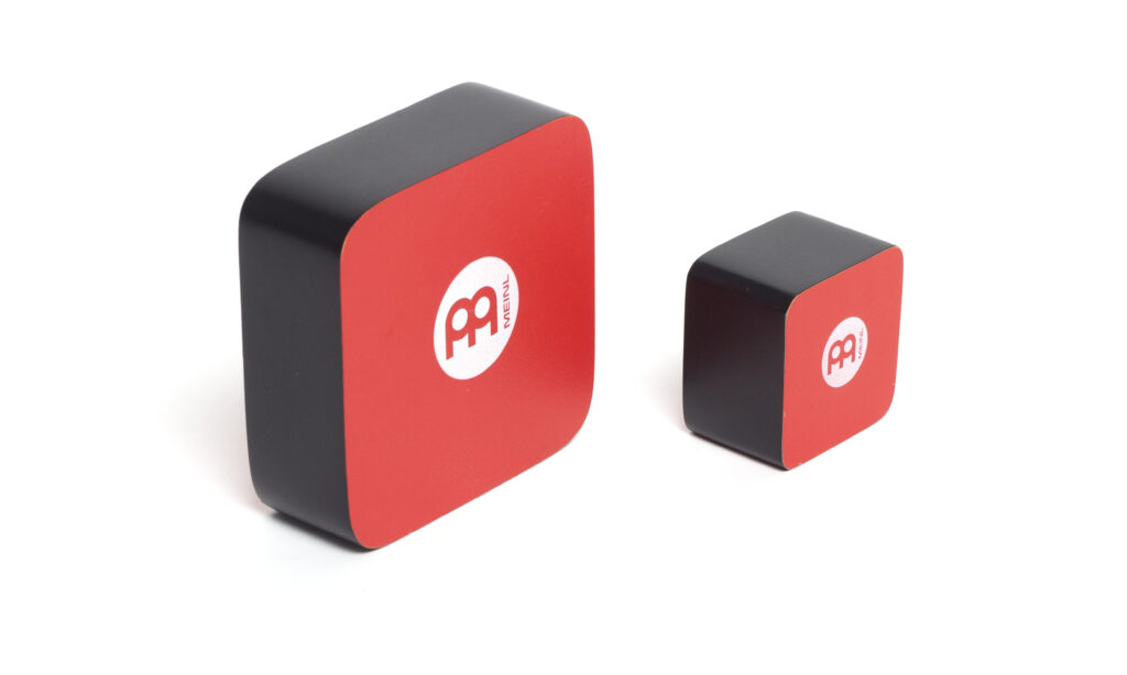 Techno Shakers: Doppelpack mit feschen, roten Flächen aus Formica und Gummibaumkorpus