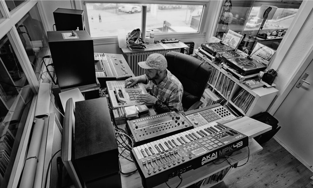 Stylewarz bei der Arbeit in seinem ehemaligen Hamburger Tonstudio! (Foto: Jonas Samuel Eger/ Mit freundlicher Genehmigung von M.Whitelov)