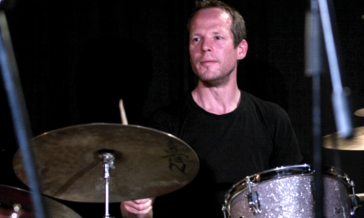 Sven von Samson und der verklärte Blick - der Groove auf einem Rogers Kit macht's möglich. Bild © Klaus Peter Wittemann / kpw-photo