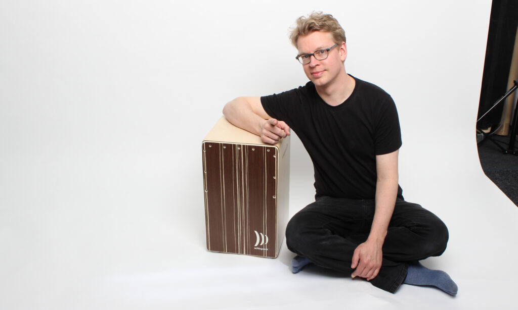 Ein Cajon ist doch (fast) so cool wie ein kleines Schlagzeug, oder nicht? (Bild: Christoph Behm)