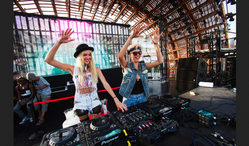 Neben der erfolgreichen Arbeit als Songwriter und Produzentinnen im Studio, entdeckten die Schwestern schnell ihr Talent als DJs. Mittlerweile rocken sie die größten Festivals der Welt. (Bild: Nervo)