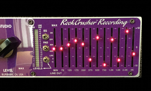 In den Schiebereglern des Grafik-EQs sitzen kleine LEDs - nettes Gimmick