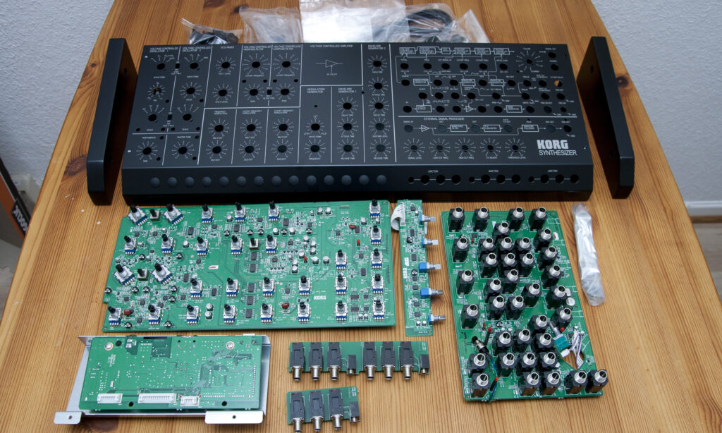 Das Korg MS-20M Synthesizer-Modul kommt in Einzelteilen