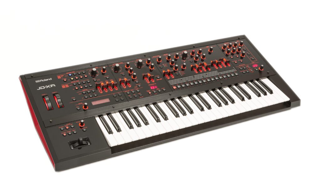 Der Roland JD-XA ist ein ausgesprochen flexibler und gut klingender Synthesizer.