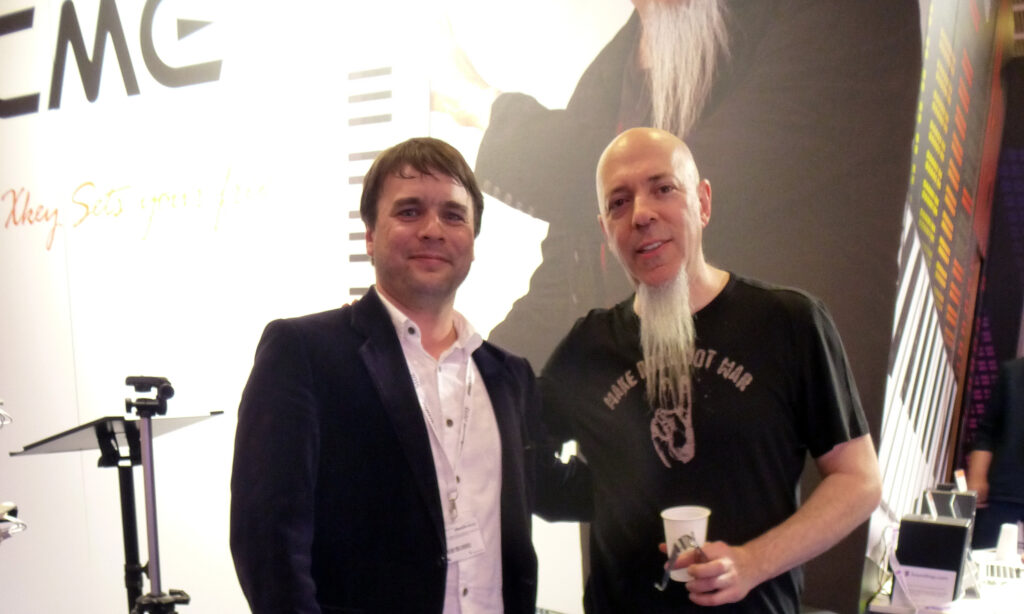 Jordan Rudess und bonedo-Redakteur Lasse Eilers am Stand von CME auf der Musikmesse