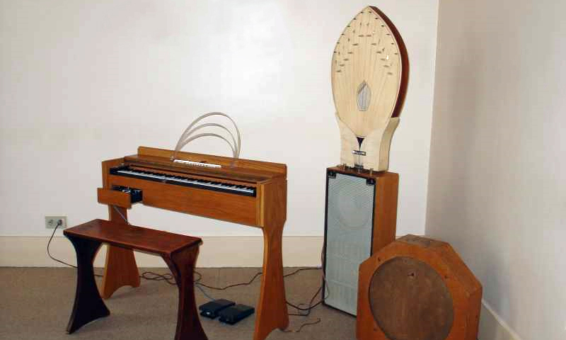 Ondes Martenot mit drei verschiedenen Lautsprechern (Bild: ja:利用者:30rKs56MaE [GFDL or CC-BY-SA-3.0], via Wikimedia Commons)