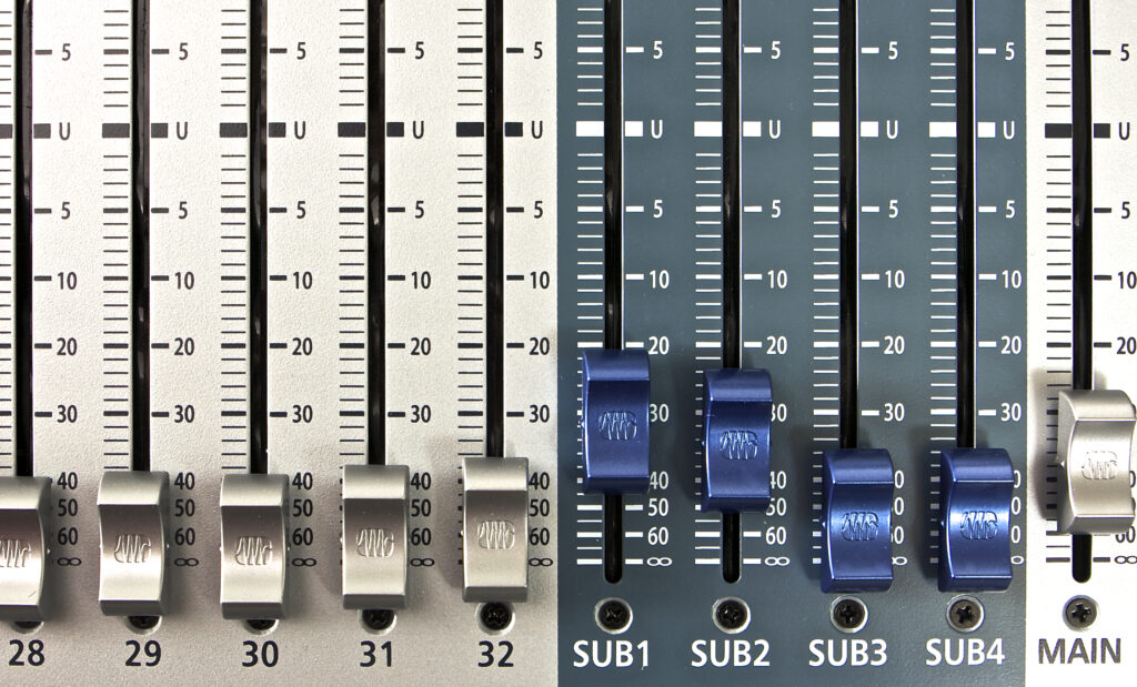 Links: Kanalfader, rechts Subgruppenfader eines Mischpults.