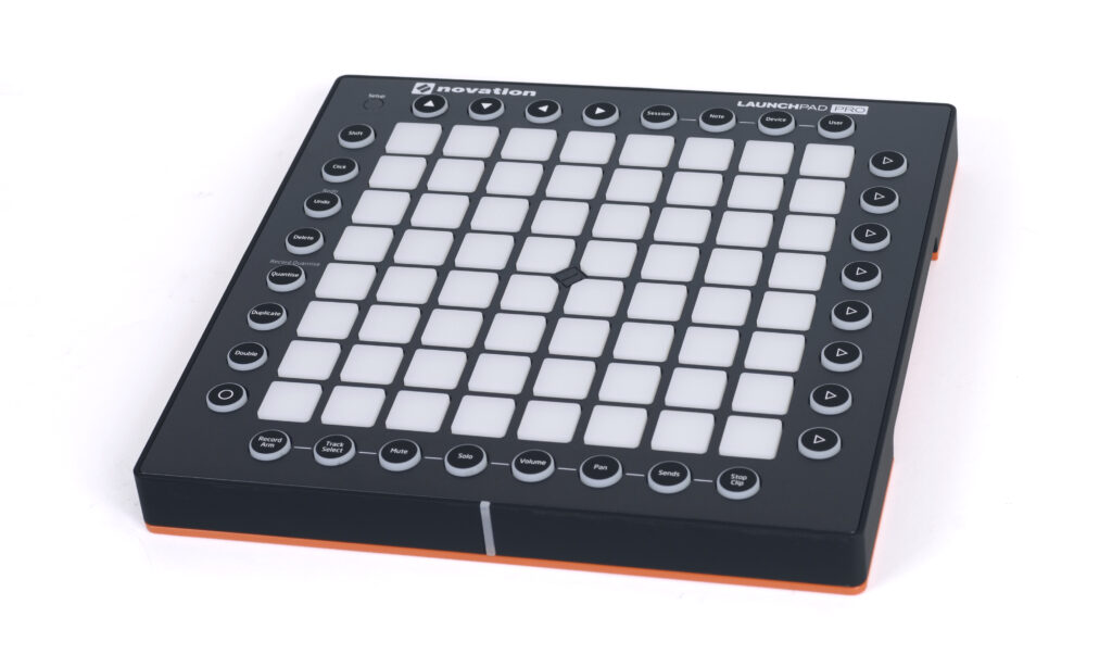 Etwas größer und auch schwerer als die Vorgänger: Das Launchpad Pro von Novation.