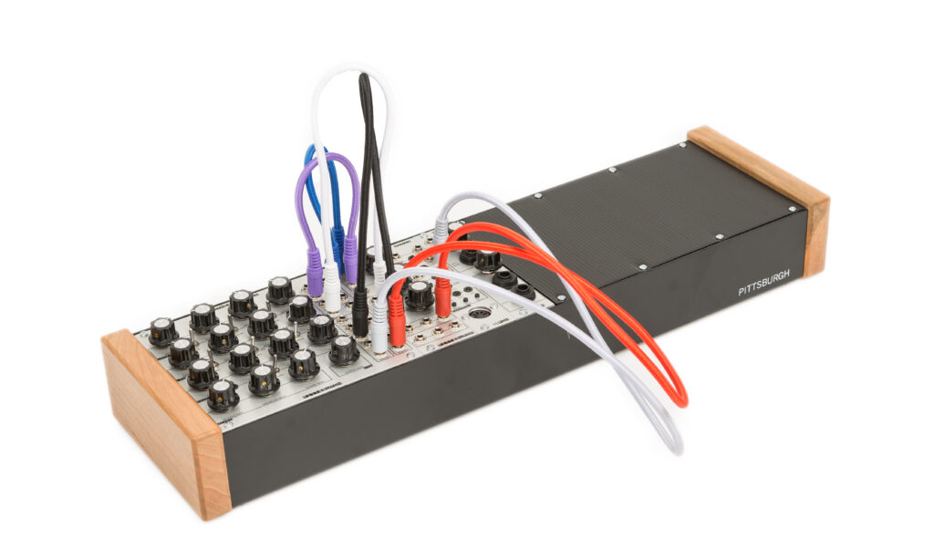 Das Pittsburgh Modular System 10.1 plus bietet Platz für weitere Eurorack-Module.