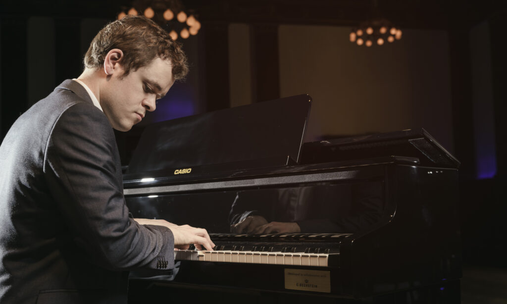 Benjamin Grosvenor am Casio GP-500 Celviano Grand Hybrid Digital Piano (Foto: Valentin Behringer, zur Verfügung gestellt von Casio)