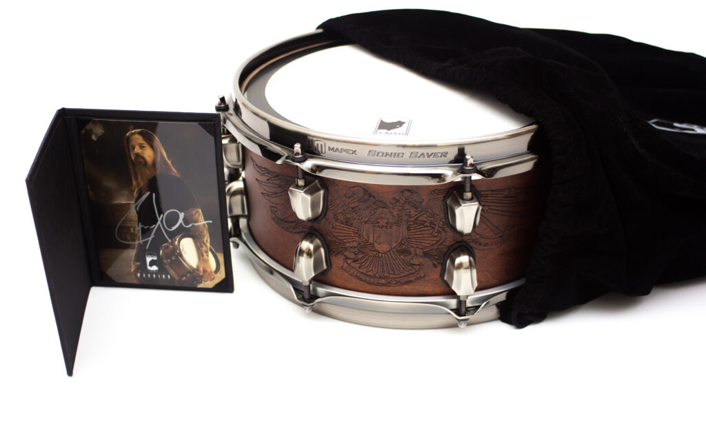 Die 12“x5,5“ Warbird Snare wird im Samt-Bag und mit Originalunterschrift geliefert.