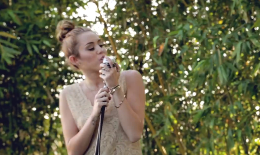 Screenshot aus dem Youtube Video The Backyard Sessions - Jolene