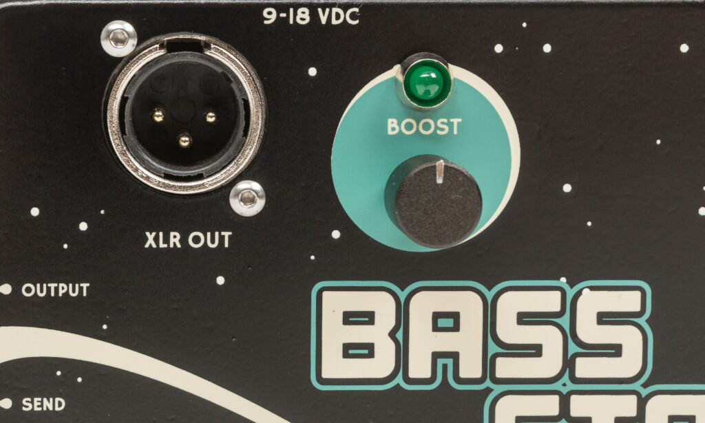 Die XLR-Ausgangsbuchse liegt direkt neben dem Boost-Regler, mit dem das Signal um maximal 12dB angehoben werden kann.