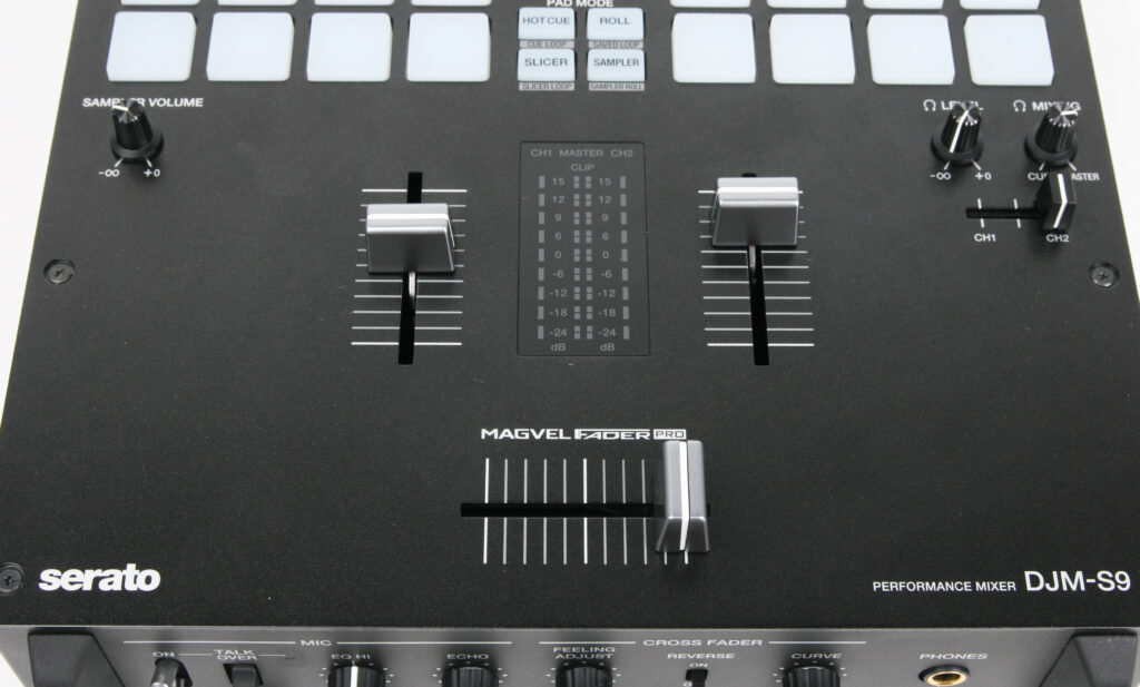 Pioneer DJM-S9: Der neue Magvel Crossfader kann locker mit den Rane-Reglern, oder den beliebten Innofadern konkurrieren!