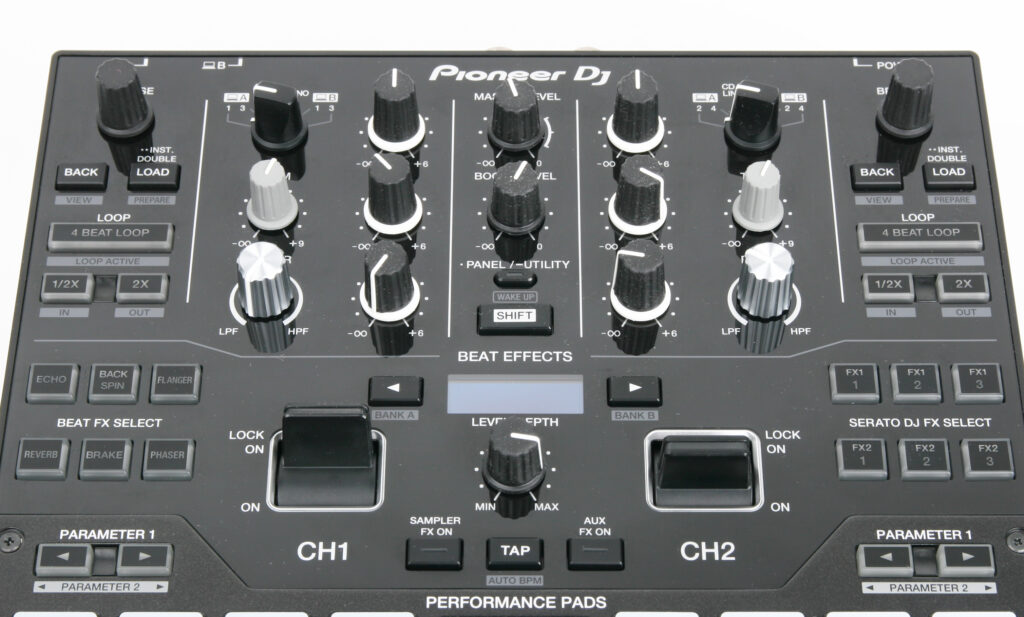 Pioneer DJM-S9: Verfügt über hochwertige EQs und Filter sowie über eine innovative und sehr vielseitige Effektabteilung.