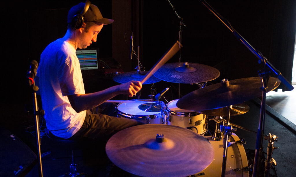 Live verändert Richard den Sound auch mal mit einem Splash-Becken auf der Snare.