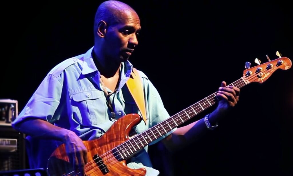 Ein Bild aus besseren Tagen: Victor Bailey auf der Bühne mit seinem Fender Signature-Bass.