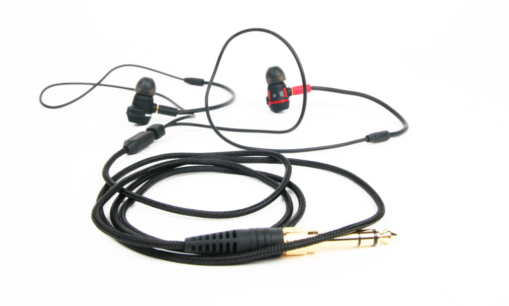 Pioneer DJE-1500: Die beiden Treiber des Kopfhörers haben einen Durchmesser von jeweils 9,4 Millimeter. Der Kopfhörer verfügt über einen Frequenzumfang von 6 - 20000 Hz.