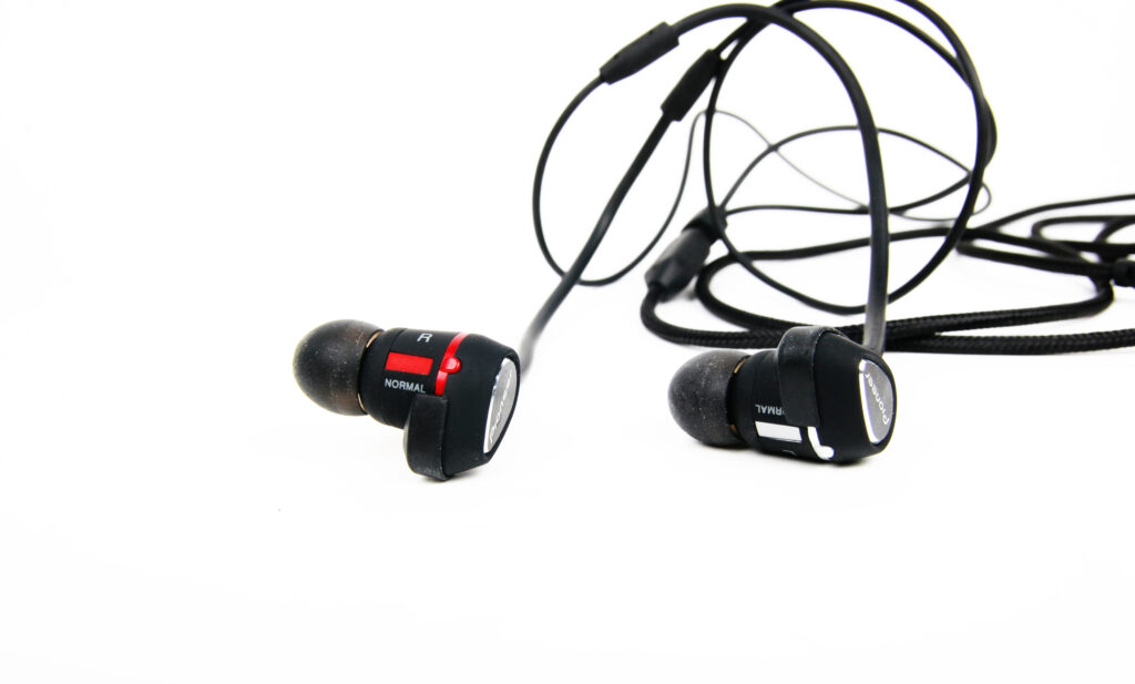 Pioneer DJE-1500: In-Ear-Kopfhörer haben besonders bei größeren DJ-Gigs zahlreiche Vorteile gegenüber regulären Kopfhörern.