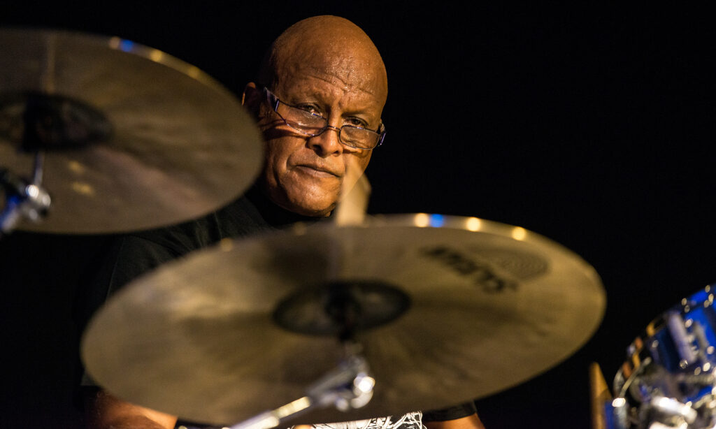 Fokussiert und voller Groove – Steve Ferrone ist eine der Studio-Ikonen unserer Zeit. Bild: © lebenspuzzle.net