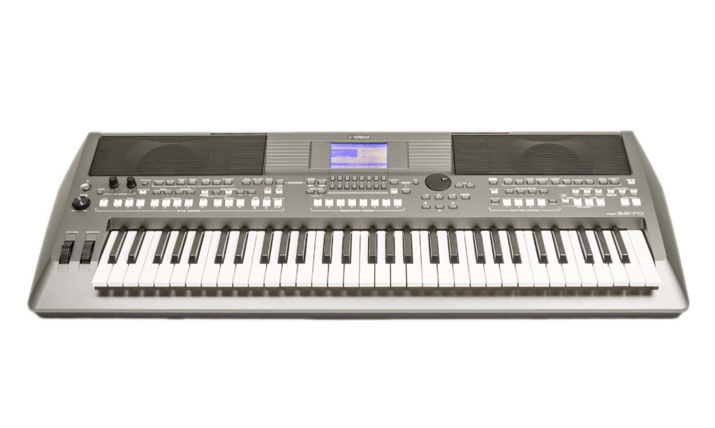 Das Yamaha PSR-S670 kostet etwa 650 Euro und markiert den Einstieg in die Mittelklasse.