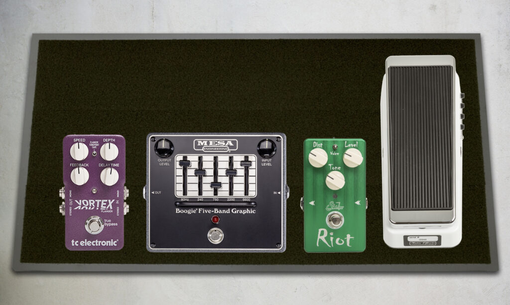 Xotic Wah - Suhr Riot - Mesa Boogie Five Band Graphic - Strymon Orbit (v. rechts n. links)