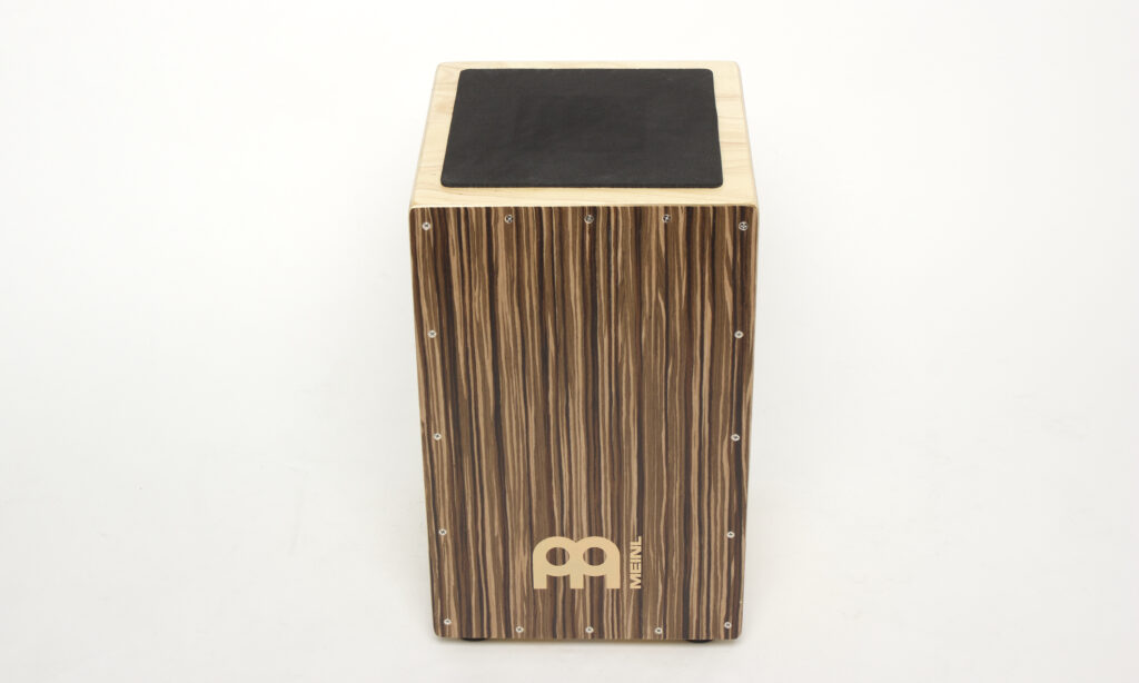 Das klangliche Potential des Meinl Traditional String Cajon wird von der etwas lieblosen Fertigung getrübt.