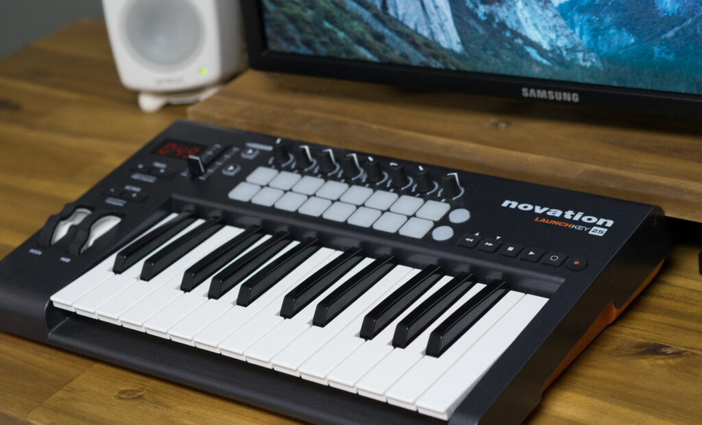 USB-Hardware, die class compliant ist, wie dieses Controller-Keyboard von Novation, kann in der Regel ohne Treiber betrieben werden und sollte zumindest grundsätzlich funktionieren.