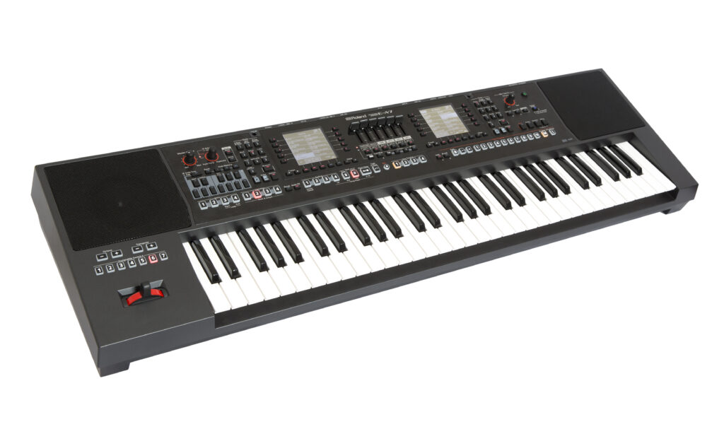 Mit dem Entertainer-Keyboard E-A7 bringt Roland die E-Serie zurück.