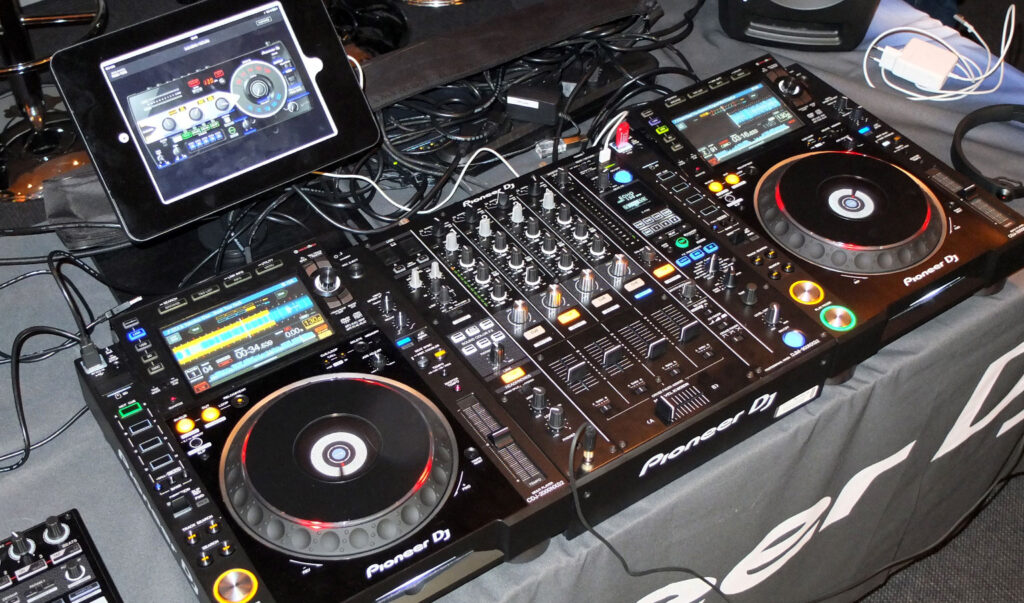 So könnte es nun – sehr zur Freude von Pioneer – künftig in der DJ-Booth aussehen.