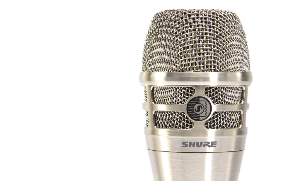 Zeitlos schön: Das neue Shure-Gesangsmikrofon in matter Nickeloptik.