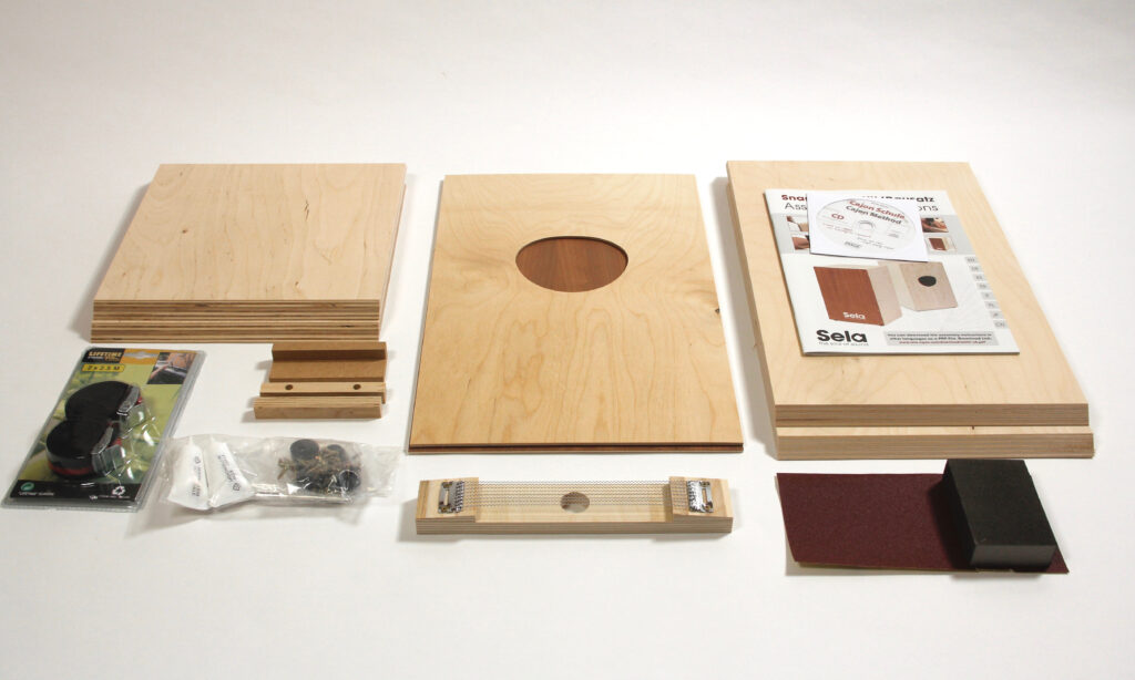 Der Inhalt des SE001 Snare Cajon Kits.