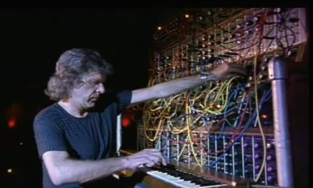 Keith Emerson am Moog Modular (Bild: YouTube / highbiashiphop)