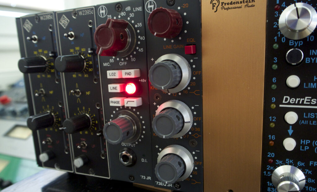 500er-EQ von Heritage in Betrieb – neben dem passenden Preamp