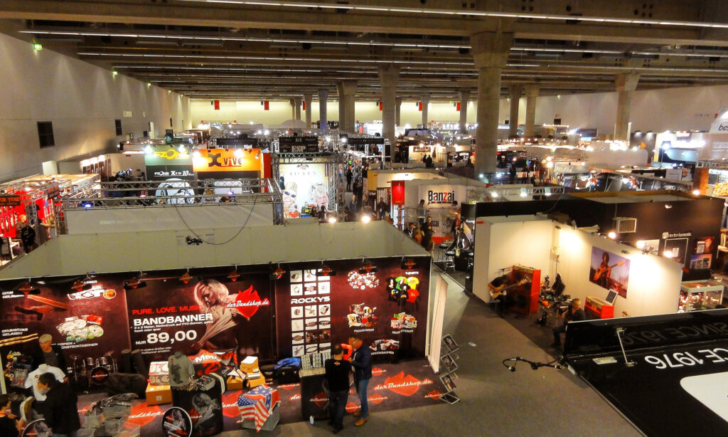 Diesen tollen Ausblick auf das bunte Treiben in der Halle 11.0 hatte man vom Doppeldecker-Truck der Firma BOSS! (Bild: Lars Lehmann)