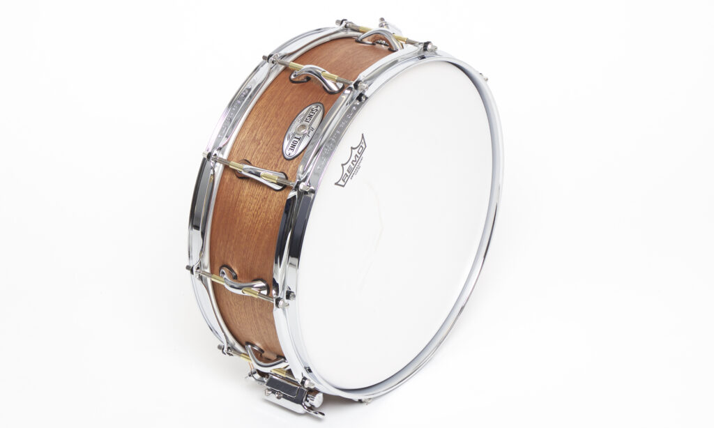 Klassische Bauweise, moderner Sound: Pearl Sensitone Mahagony in 15“x5“.