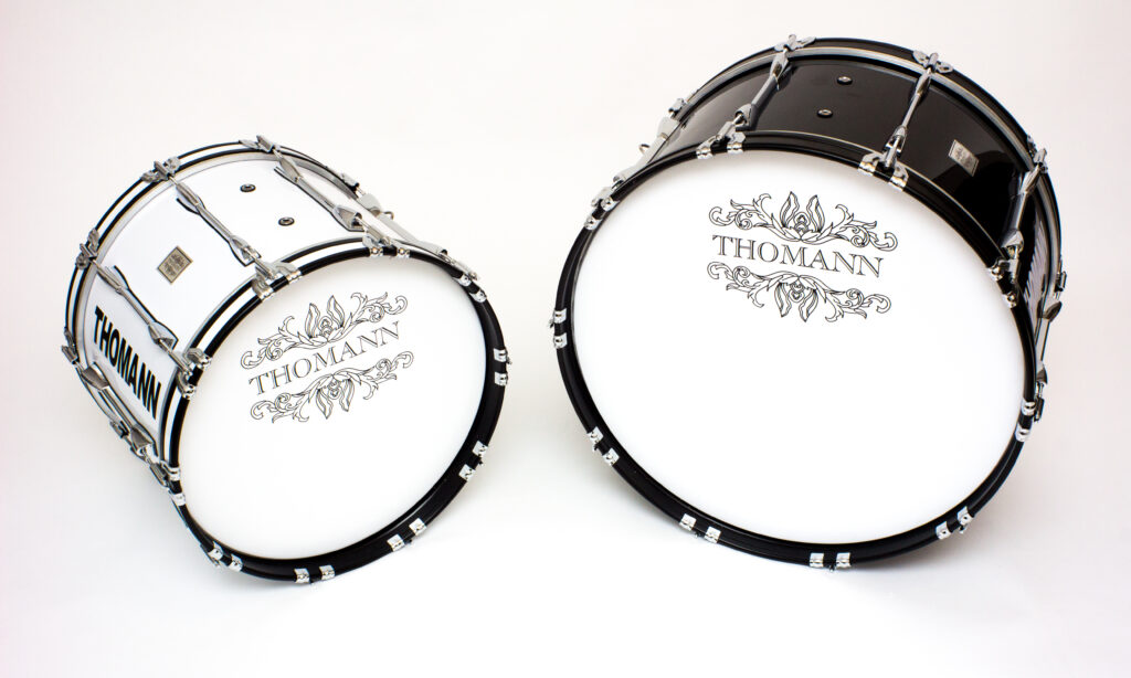 Die Thomann 20“x14“ und 26“x14“ Marching Bass Drums bieten trotz kleiner Hardware-Mängel einen authentischen Klang.