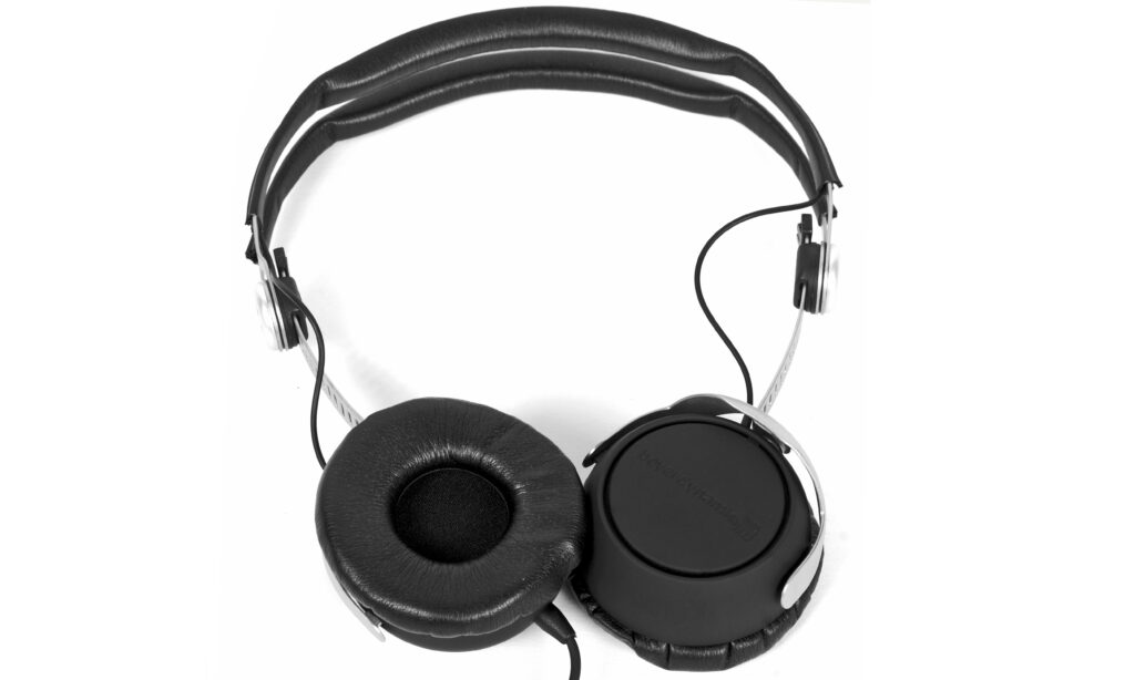 Der Beyerdynamic DT 1350 CC besitzt drehbare Ohrmuscheln.