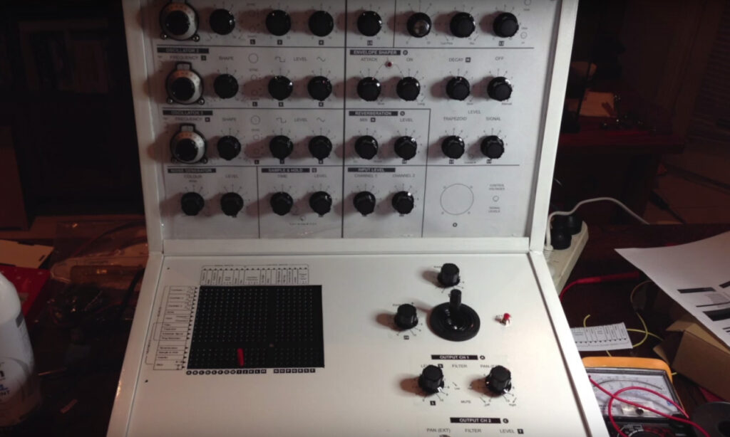 EMS VCS3 Synthesizer im Eigenbau (Bild: YouTube / 100 Things I Do)