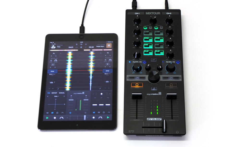 Eine ultraportable und dennoch mächtige Kombination: Reloop Mixtour und Djay Pro.