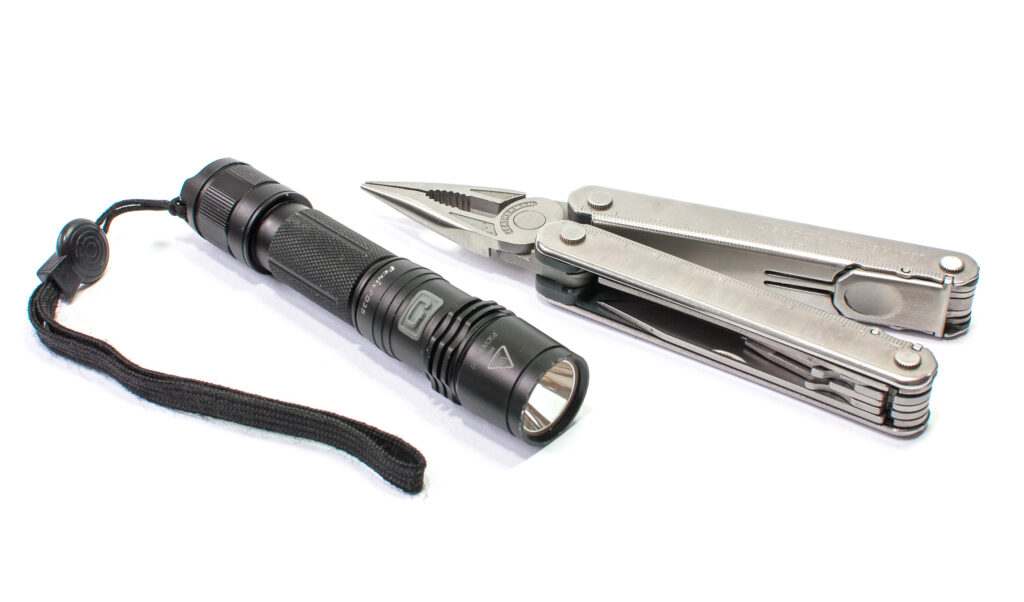 Ständig am Mann und oft gebraucht: Taschenlampe und Multitool