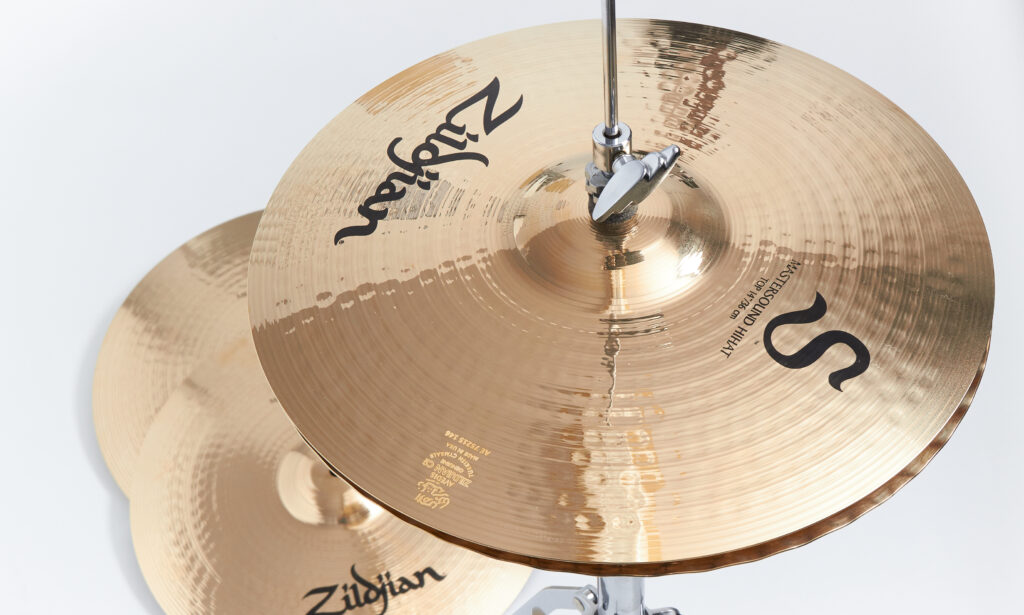 Mastersound bedeutet bei Zildjian Hats, dass das Bottom-Becken gewellt ist.