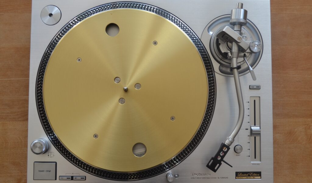 „Wheel-of-Brass: der Plattenteller des SL-1200 GAE besteht aus Messing, Druckguss-Aluminium und einer Bitumenschicht.