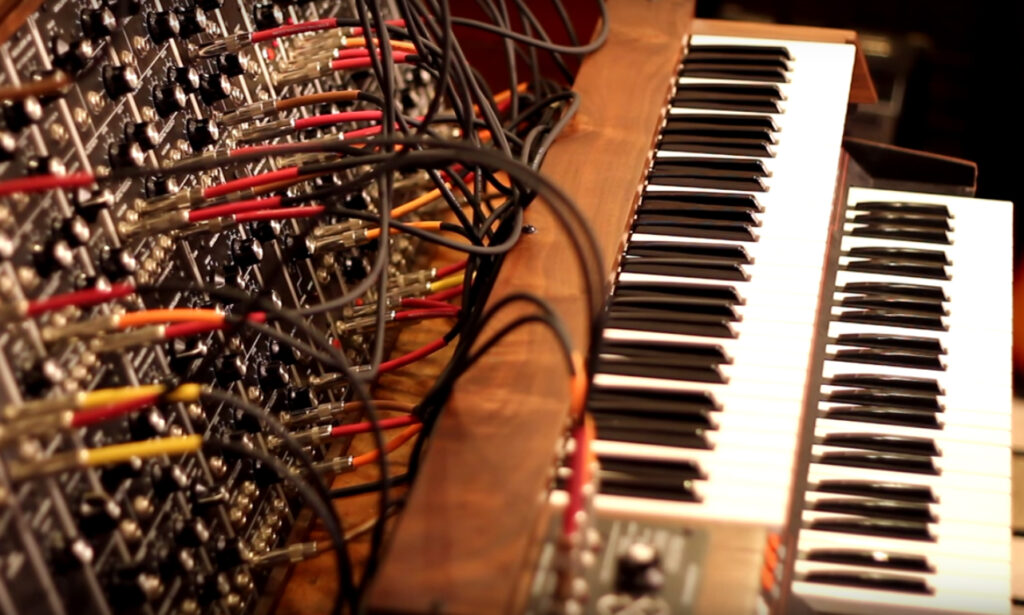 Ennio Morricone auf dem Modularsystem (Bild: YouTube / SynthMania)