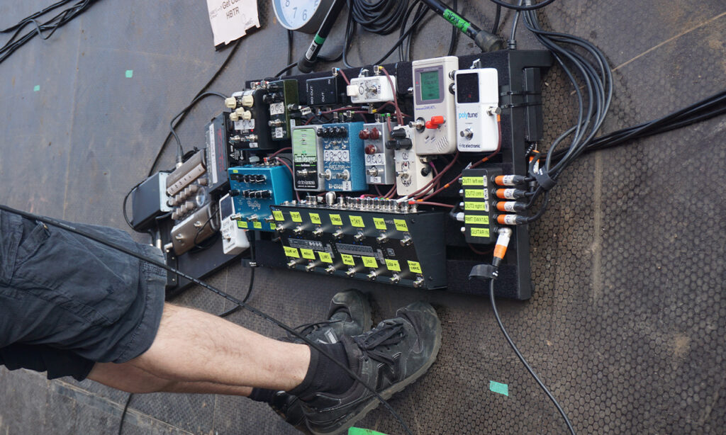 Das Pedalboard von JamesBay hat mehr Pedale, als man denkt. Im Fokus Overdrive, Distortion, Delays und Hall. Von da geht es über den G2 Switcher in seine 3 Amps.