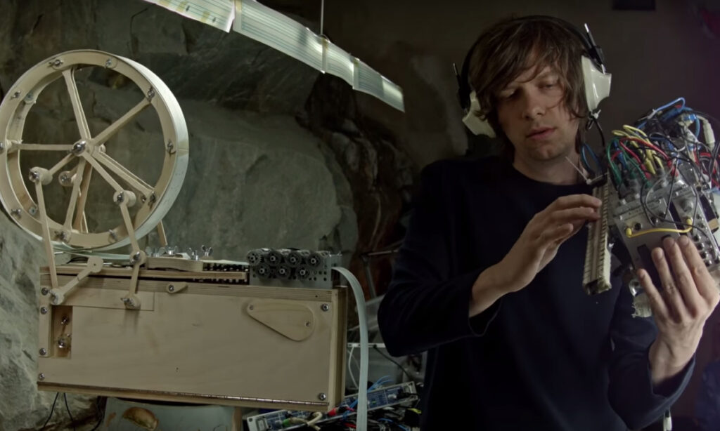 Wintergatans Music Box und modulare Violine (Bild: YouTube / Wintergatan)